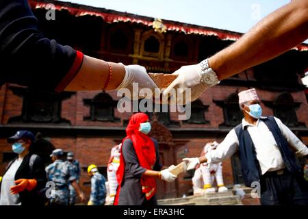 Kathmandu, Nepal. Il 30 maggio 2015. La gente cancella i blocchi di un edificio danneggiato del Basantapur Durbar Square, un sito patrimonio mondiale dell'UNESCO, un mese dopo il 25 aprile terremoto in Kathmandu, capitale del Nepal, il 30 maggio 2015. Il Durbar Square sarà aperto per i turisti in visita a dopo il terremoto da giugno. Credito: Pratap Thapa/Xinhua/Alamy Live News Foto Stock