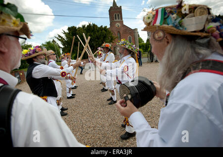 Thaxted, Essex, Regno Unito. Il 30 maggio 2015. Il Thaxted Morris Weekend, Thaxted e villaggi circostanti, Thaxted, Essex, Inghilterra. 30 maggio 2015 visto qui: Perth lato da Australia ballare la musica suonata dai forestali a cavallo e sposo a Cornish Hall fine, North Essex. 21 le squadre o 'IDES' di Morris uomini tra squadre provenienti da Olanda , Denmak e ballato in Australia attraverso i villaggi come Finchingfield in rural North Essex durante l'inizio dell'345 a riunione degli Stati club dell'anello di Morris e la ottantaduesima riunione ospitata dalla Thaxted Morris uomini. Credito: BRIAN HARRIS/Alamy Live News Foto Stock
