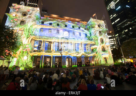 Vivid Sydney 2015, spettacolo di luci e proiezioni di luci d'arte digitale sulla Customs House di Sydney Circular Quay, NSW, Australia, un evento che è una delle principali attrazioni turistiche e turistiche di Sydney e del nuovo Galles del Sud. Foto Stock