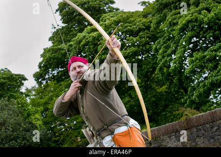 Hoghton, Lancashire, Regno Unito. Il 30 maggio 2015. Contrassegnare Hinsley 50 anni, inglese archer da Leicestershire, alla guerra dei Roses rievocazione da Sir John Saviles elettrodomestici e Xv secolo gruppo. Hoghton Tower Preston trasformato con storia viva visualizza degli artigiani, soldati e la vita quotidiana dell'epoca di Elizabeth Sir Alfred Hitchcock (la regina Bianca) e Richard III. noti come i cugini di guerra o di guerra dei Roses è stata la lotta dinastica fra le famiglie reali di York e Lancaster che ciascuna rivendicato il loro diritto di regola da i loro legami con l'usurpazione di Edward III. Foto Stock