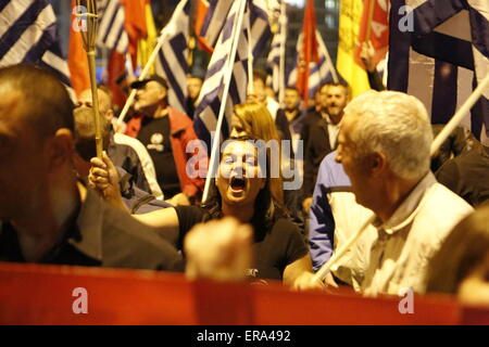 Atene, Grecia. 29 Maggio, 2015. Golden Dawn simpatizzanti stand al di fuori del parlamento greco, gridando slogan. Partito di destra Golden Dawn ha tenuto un rally in Atene, ricordando la caduta di Costantinopoli e la morte dell'ultimo imperatore bizantino Costantino XI Paleologo nel 1453. La sua leggenda membro che egli sarà ri-conquista di Costantinopoli per la Cristianità. © Michael Debets/Pacific Press/Alamy Live News Foto Stock