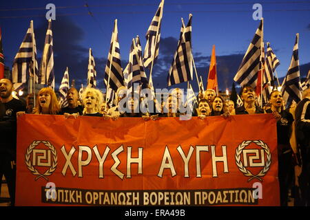 Atene, Grecia. 29 Maggio, 2015. Golden Dawn simpatizzanti stand al di fuori del parlamento greco, gridando slogan. Partito di destra Golden Dawn ha tenuto un rally in Atene, ricordando la caduta di Costantinopoli e la morte dell'ultimo imperatore bizantino Costantino XI Paleologo nel 1453. La sua leggenda membro che egli sarà ri-conquista di Costantinopoli per la Cristianità. © Michael Debets/Pacific Press/Alamy Live News Foto Stock