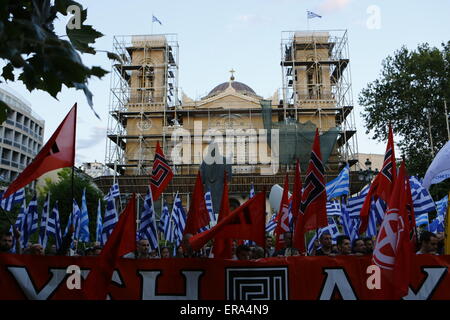 Atene, Grecia. 29 Maggio, 2015. Golden Dawn simpatizzanti ascoltare gli interventi, tenendo greco e Golden Dawn le bandiere e gli striscioni la cattedrale di Atene può essere visto in background. Partito di destra Golden Dawn ha tenuto un rally in Atene, ricordando la caduta di Costantinopoli e la morte dell'ultimo imperatore bizantino Costantino XI Paleologo nel 1453. La sua leggenda membro che egli sarà ri-conquista di Costantinopoli per la Cristianità. © Michael Debets/Pacific Press/Alamy Live News Foto Stock