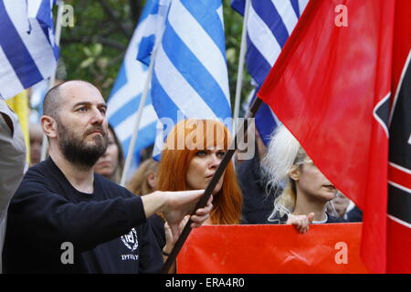 Atene, Grecia. 29 Maggio, 2015. Un Golden Dawn onde simpatizzante di una Golden dawn bandiera. Partito di destra Golden Dawn ha tenuto un rally in Atene, ricordando la caduta di Costantinopoli e la morte dell'ultimo imperatore bizantino Costantino XI Paleologo nel 1453. La sua leggenda membro che egli sarà ri-conquista di Costantinopoli per la Cristianità. © Michael Debets/Pacific Press/Alamy Live News Foto Stock