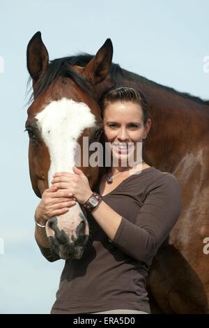 Donna con Hessian warmblood Foto Stock