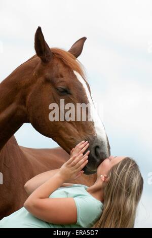 Donna con Hessian warmblood Foto Stock