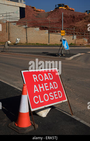 Strada chiusa tra segno presso il sito di nuova costruzione di strada. Foto Stock