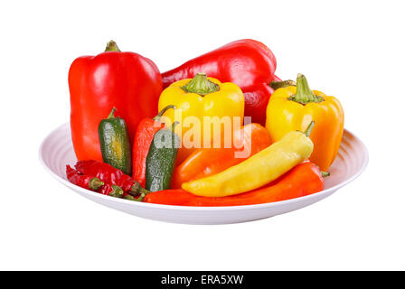 Miscelato a caldo (cayenne e japapeno) e banana dolce e campana (Capsicum annuum) peperoni in un recipiente isolato su bianco Foto Stock