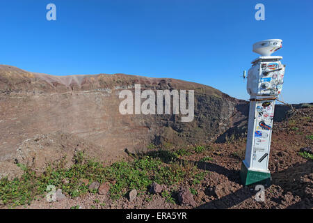 Stazione meteo sul Monte Vesuvio vicino a Napoli, Italia Foto Stock