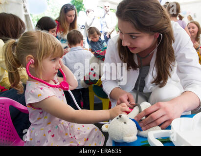 (150530) -- Pechino , 30 maggio 2015 (Xinhua) -- una ragazza partecipa al "Teddy Bear Hospital' evento al parco Zrinjevac a Zagabria, la capitale della Croazia, il 30 maggio 2015. "Teddy Bear Hospital' è stata organizzata ogni anno a Zagabria e altre città croate dal 2002, mirando a fugare i bambini la paura di medici e ospedali. (Xinhua/Miso Lisanin) Foto Stock