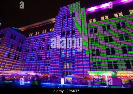 Vivid Sydney 2015 musica,luci e idee festival si svolge dal 22 maggio 2015 al 8 giugno attraverso un numero di circoscrizioni di Sydney. Artisti Rebecca Baumann e Danny Rose colore meccanizzato Assemblage crea il suono e le macchine a colori che cambiano colore e forma utilizzando 3D mapping. Foto Stock