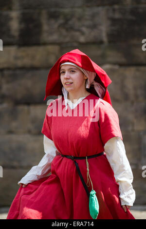 Grande pentola di stufato sopra un fuoco di campo a Hoghton, Lancashire, Inghilterra, 30 maggio 2015. Samantha Sole, (MR) reenactor storico femminile, un cuoco alla guerra delle rose rievocazione di Sir John Savile's Household e gruppo del XV secolo. La torre di Hoghton Preston si è trasformata con mostre di storia vivente della vita quotidiana dall'era di Elizabeth Woodville (la regina bianca) E Richard III. Conosciuto come la guerra dei cugini o la guerra delle rose era la lotta dinastica fra le famiglie reali di York e Lancaster che hanno rivendicato ciascuno il loro diritto di governare dai loro legami con l'usurpato Edoardo III Foto Stock