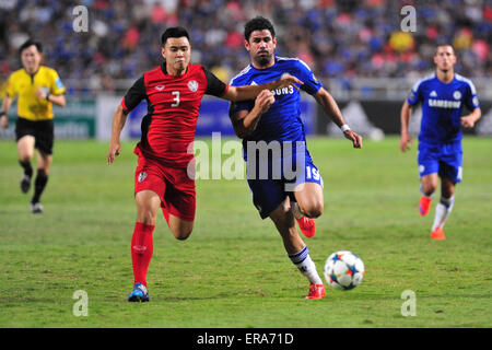 Bangkok, Tailandia. Il 30 maggio 2015. Diego Costa 2 (R) di Inghilterra del Chelsea FC compete nel corso di un incontro di calcio amichevole contro la Tailandia della All-Star team al Rajamangala National Stadium di Bangkok, Thailandia, 30 maggio 2015. Chelsea ha vinto 1-0. Credito: Rachen Sageamsak/Xinhua/Alamy Live News Foto Stock