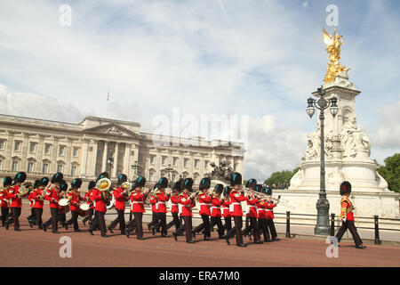 Londra, Regno Unito. Il 30 maggio 2015. I soldati in pieno uniforme del vestito marzo passato Buckingham Palace che prendono parte alla maggiore generale della revisione, in cui un display vibranti di cerimonia e sfarzo. Il Maggiore Generale E. A. Smyth-Osborne, CBE, maggiore generale comandando la divisione di uso domestico e Comandante Generale Distretto di Londra, che ha preso la salutiamo l'evento, è una prova per il Trooping della cerimonia di colore che è dovuto il 14 giugno 2014 e segna il secondo dei Queen e due compleanni. 14 giugno, è quello ufficiale, la sua effettiva data di nascita è il XXI Aprile. 6 Credito: David mbiyu/Alamy Live News Foto Stock