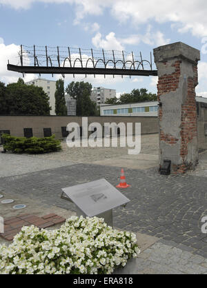 Cielo blu, il bianco delle nuvole ritratto rovinato gateway con filo spinato, Pawiak Prison Museum, Dzielna Street, Varsavia, Polonia Foto Stock