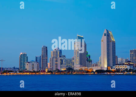 Immagine hdr di una parziale skyline di San Diego, California vista dall'acqua appena dopo il tramonto Foto Stock