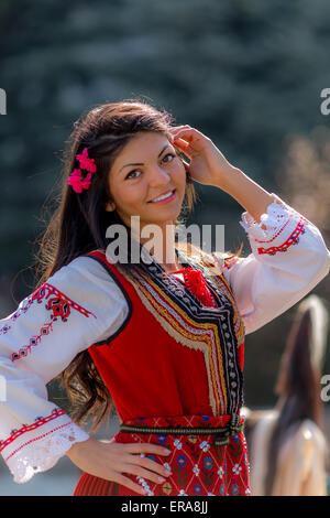 Femmina folklore bulgaro ballerina in posa durante il tradizionale festival folcloristico '1000 costumi nazionali' Foto Stock