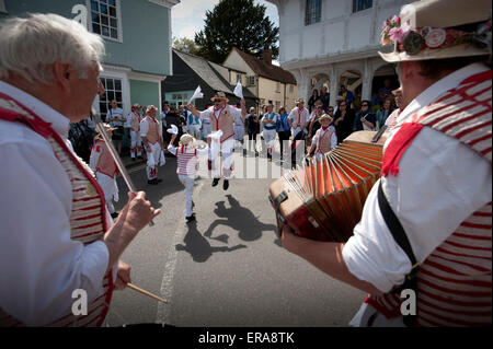 Thaxted, Essex, Regno Unito. Il 30 maggio 2015. Il Thaxted Morris Weekend, Thaxted e villaggi circostanti, Thaxted, Essex, Inghilterra. 30 maggio 2015 visto qui il Thaxted Morris a strisce rosse e bianche eseguire al di fuori del XIV sec.. Antico Guildhall nel centro di Thaxted. 21 le squadre o 'IDES' di Morris uomini tra squadre provenienti da Olanda , Denmak e ballato in Australia attraverso i villaggi come Finchingfield in rural North Essex durante l'inizio dell'345 a riunione degli Stati club dell'anello di Morris e la ottantaduesima riunione ospitata dalla Thaxted Morris uomini. Credito: BRIAN HARRIS/Alamy Live News Foto Stock