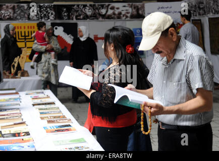 (150530) -- Damasco, 30 maggio 2015 (Xinhua) -- Aramei frequentare un arte fiera circa i movimenti di resistenza tenutosi presso il Khan come'ad Pasha venue in Damasco, Siria, 30 maggio 2015. (Xinhua/Ammar) Foto Stock