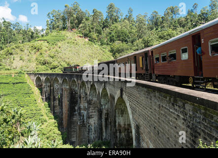 Treno su nove archi ponte in prossimità di Ella, Hill Country dello Sri Lanka Foto Stock
