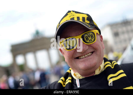 FILE - un file immagine datata 17 maggio 2014 Mostra BVB fan Rainer in piedi di fronte alla Porta di Brandeburgo a Berlino, Germania. Foto: Federico Gambarini/dpa Foto Stock