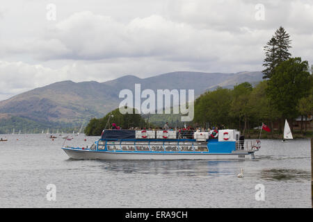 Lago di Windermere, Cumbria, Regno Unito. Il 30 maggio 2015. Regno Unito meteo. S Bowness on Windermere turisti di ogni nazionalità godetevi il clima secco e una gita sul lago di credito: Gordon Shoosmith/Alamy Live News Foto Stock