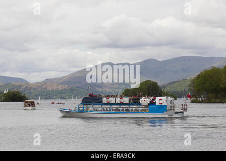 Lago di Windermere, Cumbria, Regno Unito. Il 30 maggio 2015. Regno Unito meteo. S Bowness on Windermere turisti di ogni nazionalità godetevi il clima secco e una gita sul lago di credito: Gordon Shoosmith/Alamy Live News Foto Stock