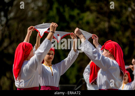 Femmina folklore bulgaro ballerini durante il tradizionale festival folcloristico '1000 costumi nazionali' Foto Stock