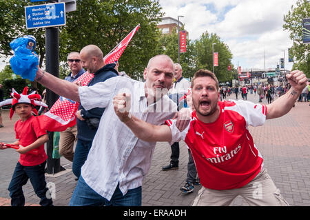 Londra, Regno Unito. Il 30 maggio 2015. I tifosi dell'Arsenal sul modo di Wembley, come i fan di raccogliere al Wembley Stadium per il 2015 finale di FA Cup tra Arsenal e Aston Villa. Credito: Stephen Chung / Alamy Live News Foto Stock