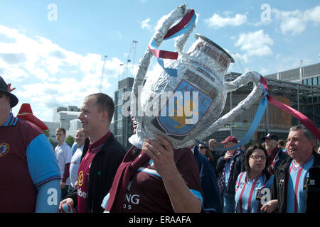 Lo stadio di Wembley a Londra, Regno Unito. Il 30 maggio 2015. I fan di buon umore si radunano davanti al 2015 finale di FA Cup vetrina allo Stadio di Wembley tra Aston Villa e Arsenal FC. Aston Villa sono volti ad essere vincere la FA Cup per la prima volta dal 1957 Credit: amer ghazzal/Alamy Live News Foto Stock