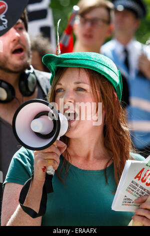 Bristol, Regno Unito. Il 30 maggio 2015. Un manifestante è raffigurato prendendo parte nel mese di marzo e la dimostrazione in Bristol,la protesta è stata organizzata dall'Assemblea popolare contro austerità. Credito: lynchpics/Alamy Live News Foto Stock