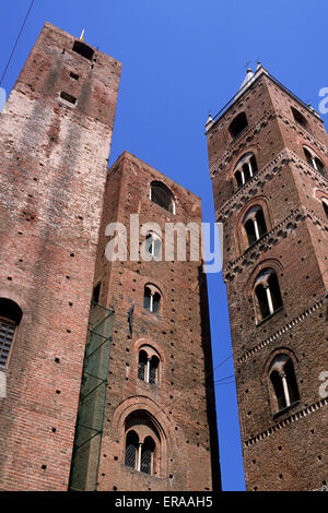 Italia, Liguria, Riviera di Ponente, Albenga, le tre torri medievali del municipio, del museo cittadino e della cattedrale Foto Stock
