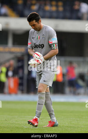 Verona, Italia. Il 30 maggio 2015. La Juventus il portiere Gianluigi Buffon reagisce durante il campionato italiano di una partita di calcio tra Verona FC e la Juventus FC Sabato 30 Maggio 2015 presso lo Stadio Bentegodi. Credito: Andrea Spinelli/Alamy Live News Foto Stock