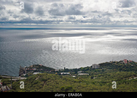 Nero drammatico paesaggio di mare con particolari condizioni di luce vicino a deglutire's Nest castle in Crimea, Ucraina. Foto Stock