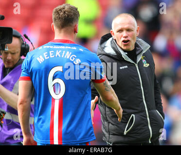 Glasgow, Scozia. Il 30 maggio 2015. Coppa scozzese finale. Falkirk versus Inverness CT. John Hughes con Josh Meekings Credito: Azione Sport Plus/Alamy Live News Foto Stock