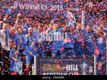 Glasgow, Scozia. Il 30 maggio 2015. Coppa scozzese finale. Falkirk versus Inverness CT. Inverness CT con il trofeo Credito: Azione Sport Plus/Alamy Live News Foto Stock