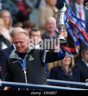 Glasgow, Scozia. Il 30 maggio 2015. Coppa scozzese finale. Falkirk versus Inverness CT. John Hughes con il trofeo Credito: Azione Sport Plus/Alamy Live News Foto Stock