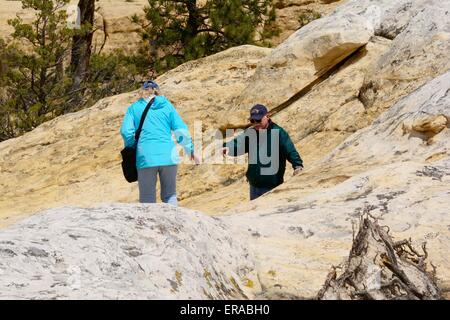 I cittadini anziani discendente area di arenaria a El Morro Monumento Nazionale New Mexico - USA Foto Stock