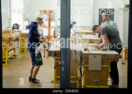 Würzburg, Germania. 18 Maggio, 2015. Maestro di legname e docente Florian Schoepf (R) incarica gli allievi David (L) e Niklas che sono nel loro anno di pre-formazione professionale nel laboratorio di falegnameria del Don-Bosco-Berufsschule (Don Bosco scuola professionale) in Würzburg, Germania, 18 maggio 2015. La scuola di formazione professionale per gli alunni con bisogni educativi speciali è il solo in Baviera ad essere nominato per l'Schulpreis (lit. School Award) 2015. Foto: Daniel Karmann/dpa/Alamy Live News Foto Stock