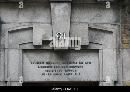 Parte superiore della porta di Truman Brewery edificio a 91 Brick Lane, Londra. Foto Stock