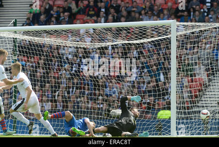 Glasgow, Scotland, Regno Unito. Il 30 maggio 2015. Coppa scozzese finale di Hampden Park, 30 maggio 2015; Inverness V Falkirk. Peter Grant punteggi per Falkirk Credito: Andrew O'Brien / Alamy Live News Foto Stock