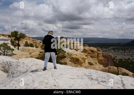 70 anni Senior Citizen sulla scogliera di pietra arenaria a El Morro Monumento Nazionale New Mexico - USA Foto Stock