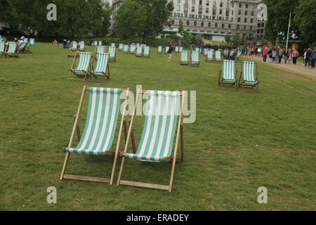 Londra, Regno Unito. Il 30 maggio 2015. Una schiera di sedie a sdraio al Green Park a fine maggio Credito: David mbiyu/Alamy Live News Foto Stock