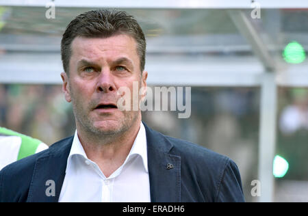 Berlino, Germania. Il 30 maggio 2015. Wolfsburg's cpoch Dieter Hecking illustrato prima per la DFB Cup finale di partita di calcio Borussia Dortmund vs VfL Wolfsburg all'Olympiastadion di Berlino, Germania, 30 maggio 2015. Foto: Maurizio Gambarini/dpa (ATTENZIONE EDITORI - EMBARGO Condizioni: La DFB vieta l'utilizzazione e la pubblicazione di immagini sequenziali su internet e altri media online durante il match (comprese a metà tempo). Credito: dpa picture alliance/Alamy Live News Foto Stock