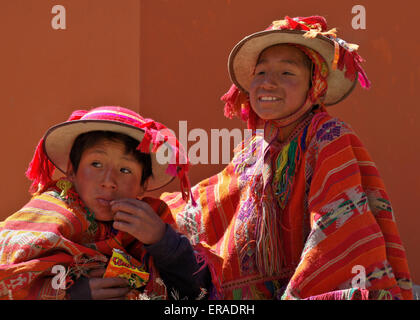 Indiani Quechua i ragazzi in abito tradizionale, Willoq, Perù Foto Stock