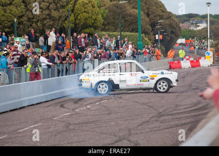 Bournemouth, Regno Unito il 30 maggio 2015. La seconda giornata del Bournemouth ruote Festival. Per la finale Paolo Swift spinge la sua Ford Escort su due ruote lungo la lunghezza della East Overcliff Drive Credit: Carolyn Jenkins/Alamy Live News Foto Stock