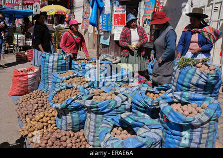 Acquisto e vendita di patate al mercato di domenica, Urcos (regione di Cuzco, Perù Foto Stock