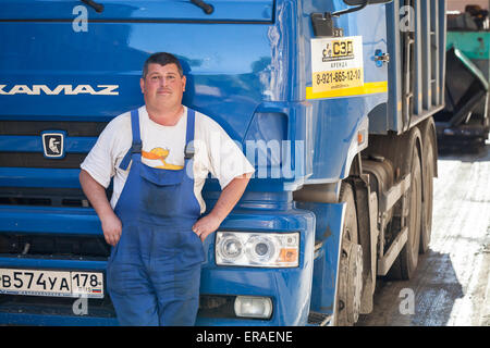 San Pietroburgo, Russia - 30 Maggio 2015: positivo il camionista si erge nei pressi del suo Kamaz cabina del camion Foto Stock