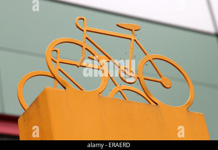 Pista ciclabile e simbolo di parcheggio Manufaktura Łódź Polonia Foto Stock