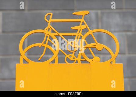 Pista ciclabile e simbolo di parcheggio Manufaktura Łódź Polonia Foto Stock